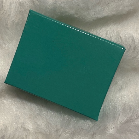 Elegant Silver Crystal Ring - Picture 4 of 5